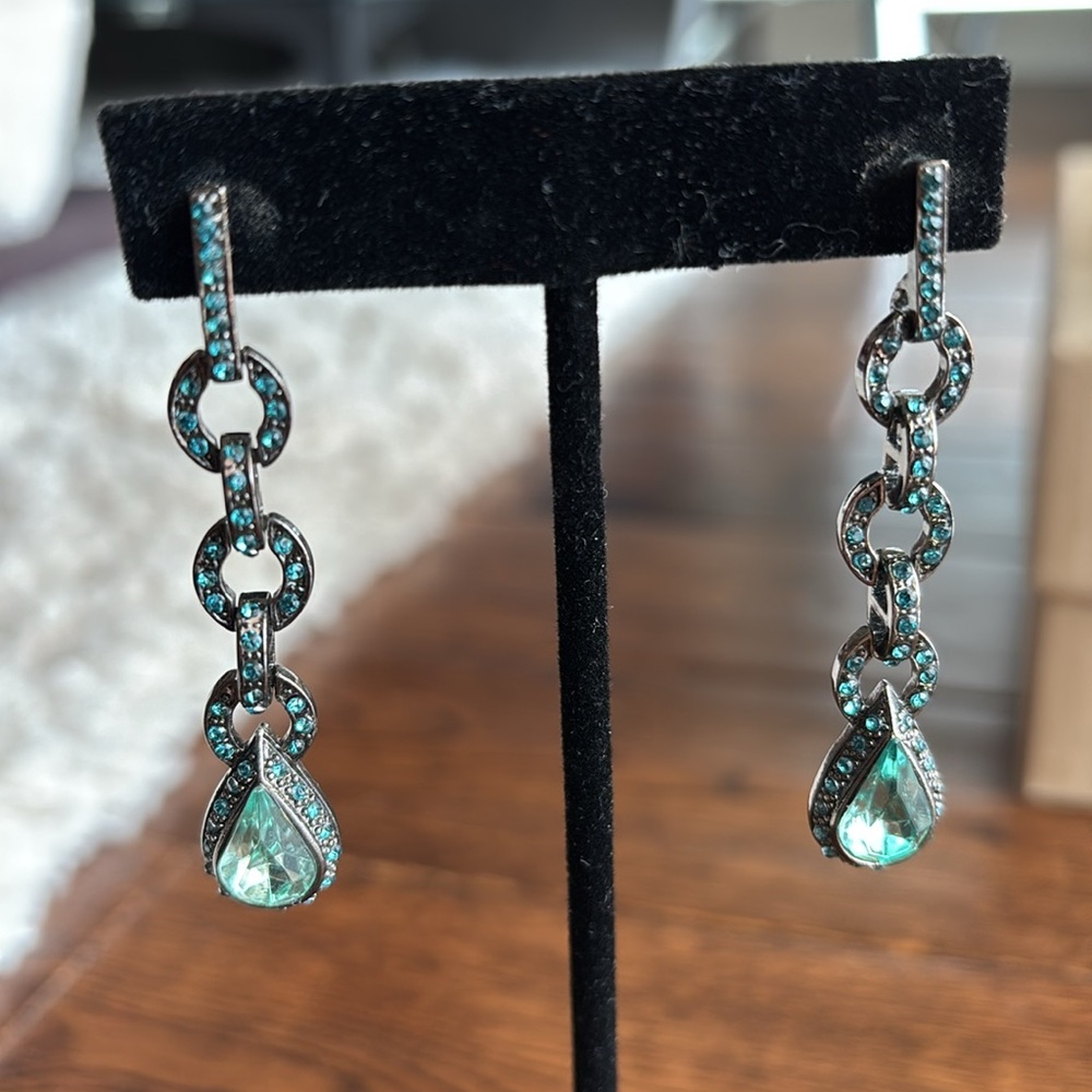 2 Pair of Elegant Drop Earrings - Picture 4 of 11